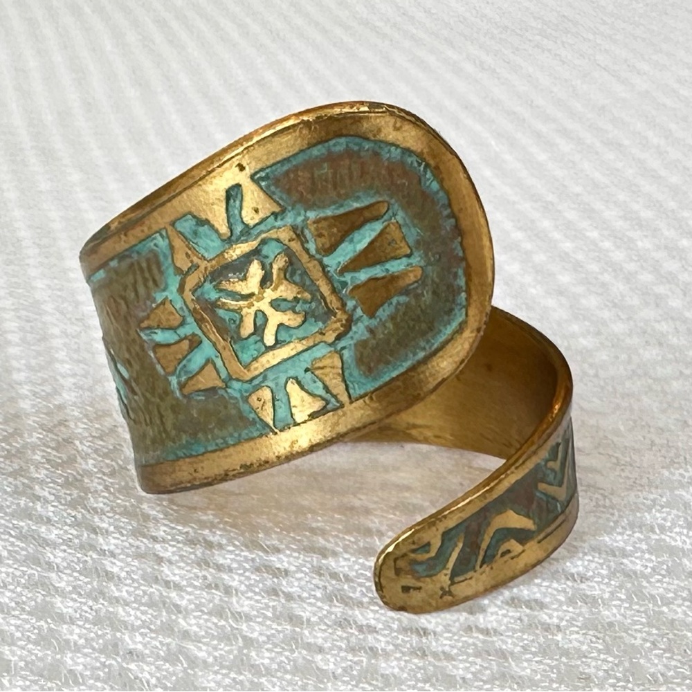 Adjustable spiral ring and modern design